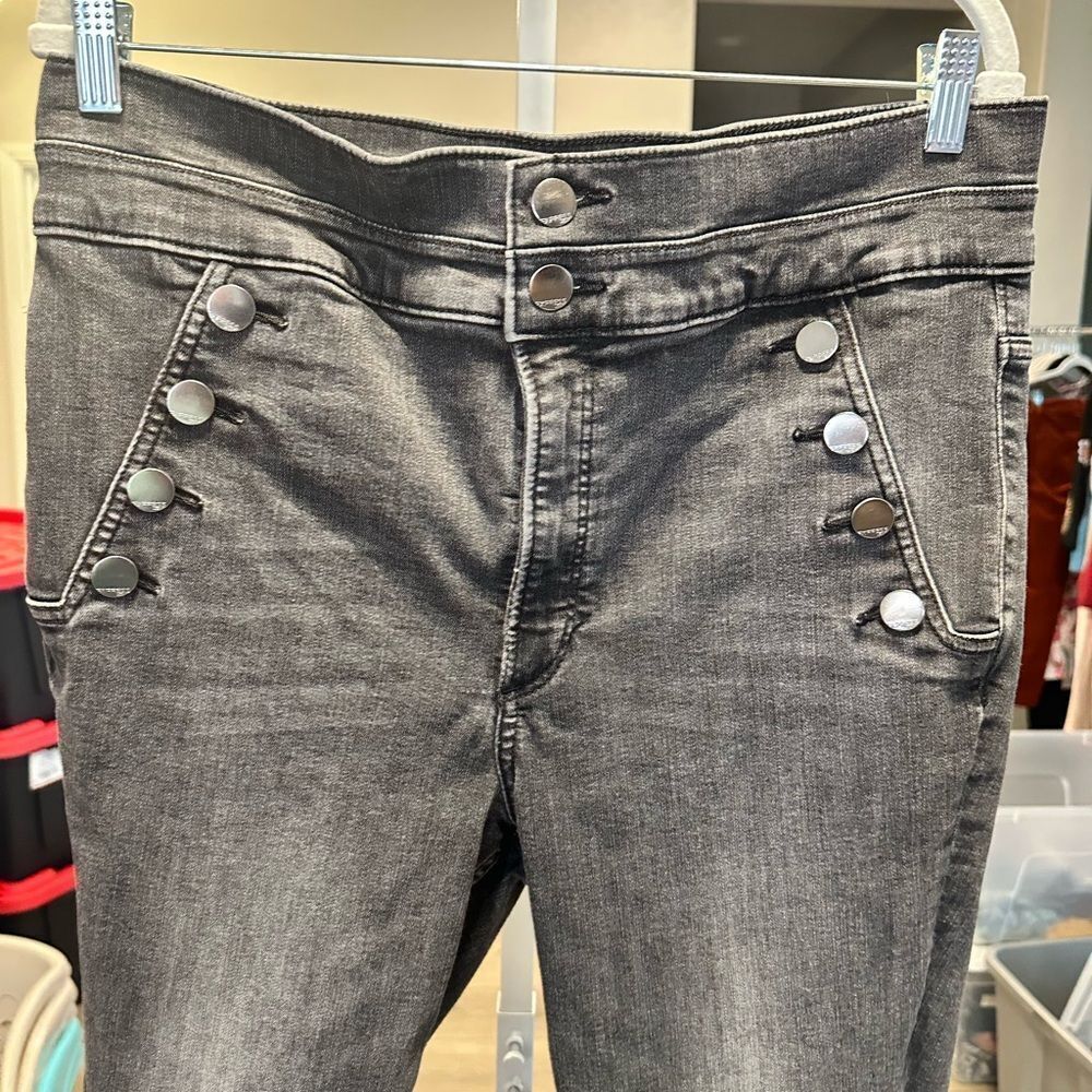 EUC Express Women’s High Waisted Black Wash Denim Jeans Front Button Accent - 16 - Picture 2 of 8
